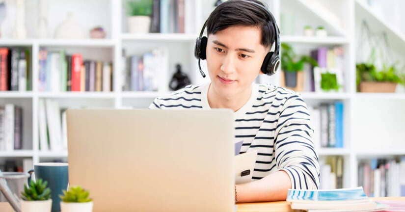 Bạn có thể tận dụng thời gian nghỉ trưa để luyện nghe tiếng Anh